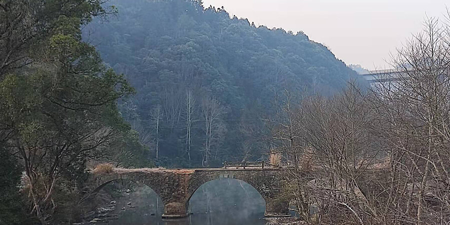 被冲毁后的罗云村红卫桥冬天景色